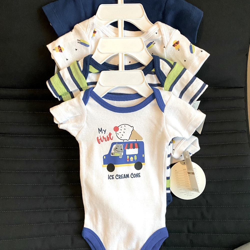 Pack of 4 0/3 month old baby onesies. Baby grew out of them before ever using.